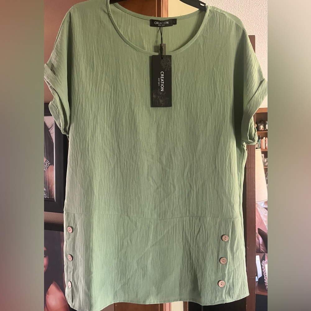 Brand New Moss Green Women's Top with cute button accents. Size Med Large XXL